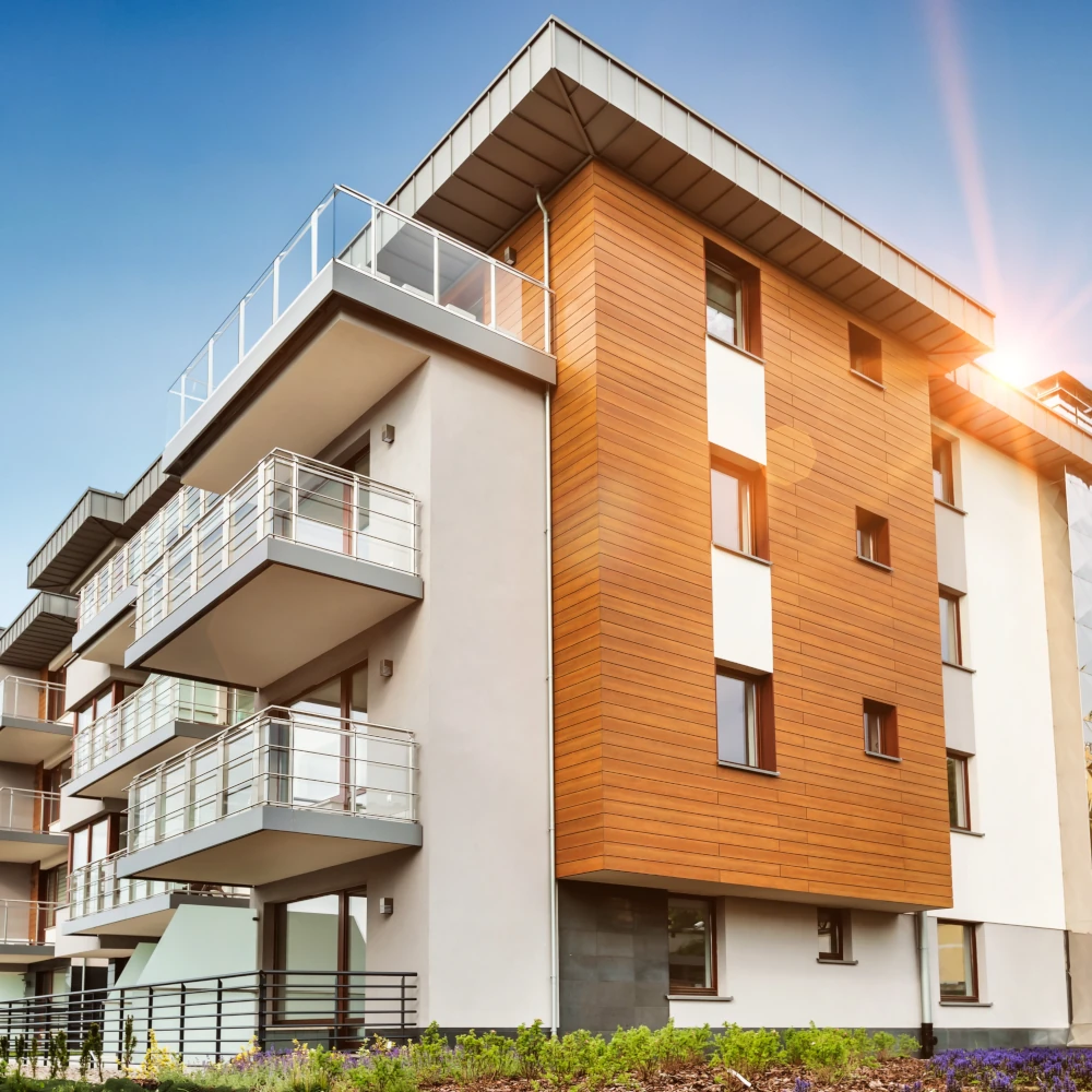 Moderne Wohnanlage mit Holzfassade und Balkonen – Symbolbild für Hausverwaltung in Vorarlberg